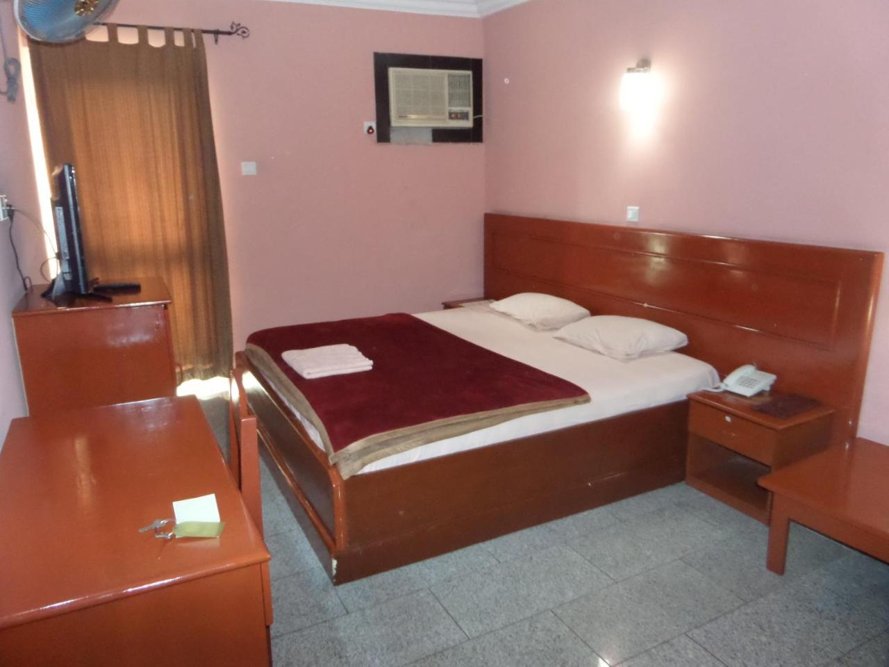 Hotel Newcastle Lagos Bagian luar foto