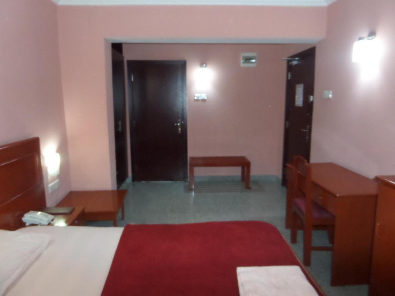 Hotel Newcastle Lagos Bagian luar foto